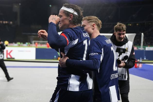 28.10.2025, xmohx, Fussball DFB Pokal 2.Runde, Hertha BSC Berlin - SV Elversberg v.l. Torjubel nach dem Tor zum celebrating the goal celebrate 2:0 durch Sebastian Grönning mit Fabian Reese (Hertha BSC Berlin) (DFL DFB REGULATIONS PROHIBIT ANY USE OF PHOTOGRAPHS as IMAGE SEQUENCES and or QUASI-VIDEO) Berlin