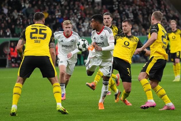 Ansgar Knauff (Eintracht Frankfurt, 07) nimmt den Ball mit der Hacke mit gegen Waldemar Anton (Borussia Dortmund, BVB) - Frankfurt 28.10.2025: Eintracht Frankfurt vs. Borussia Dortmund, Deutsche Bank Park, 2. Runde DFB-Pokal
