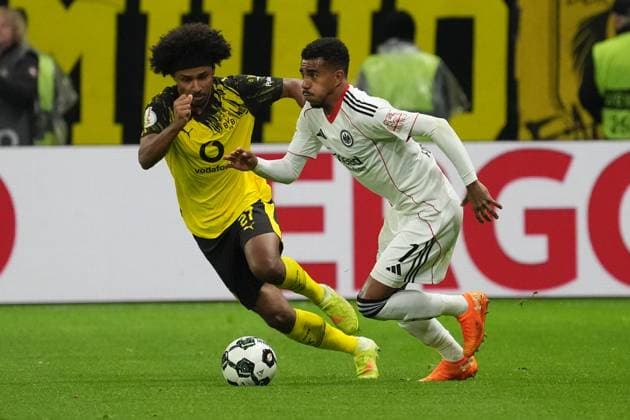 Ansgar Knauff (Eintracht Frankfurt, 07) gegen Karim Adeyemi (Borussia Dortmund, BVB) - Frankfurt 28.10.2025: Eintracht Frankfurt vs. Borussia Dortmund, Deutsche Bank Park, 2. Runde DFB-Pokal