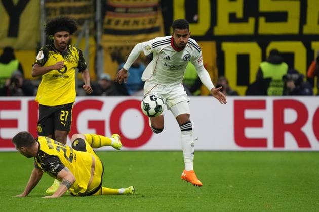 Ansgar Knauff (Eintracht Frankfurt, 07) zieht an Niklas Süle (Borussia Dortmund, BVB) vorbei - Frankfurt 28.10.2025: Eintracht Frankfurt vs. Borussia Dortmund, Deutsche Bank Park, 2. Runde DFB-Pokal