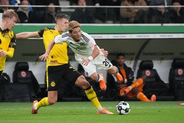 Nico Schlotterbeck (Borussia Dortmund, BVB) foult Ritsu Doan (Eintracht Frankfurt, 20) - Frankfurt 28.10.2025: Eintracht Frankfurt vs. Borussia Dortmund, Deutsche Bank Park, 2. Runde DFB-Pokal