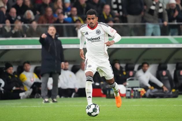 Ansgar Knauff (Eintracht Frankfurt, 07) beim Alleingang - Frankfurt 28.10.2025: Eintracht Frankfurt vs. Borussia Dortmund, Deutsche Bank Park, 2. Runde DFB-Pokal