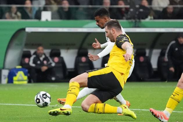 Ansgar Knauff (Eintracht Frankfurt, 07) beim Alleingang gegen Niklas Süle (Borussia Dortmund, BVB) - Frankfurt 28.10.2025: Eintracht Frankfurt vs. Borussia Dortmund, Deutsche Bank Park, 2. Runde DFB-Pokal