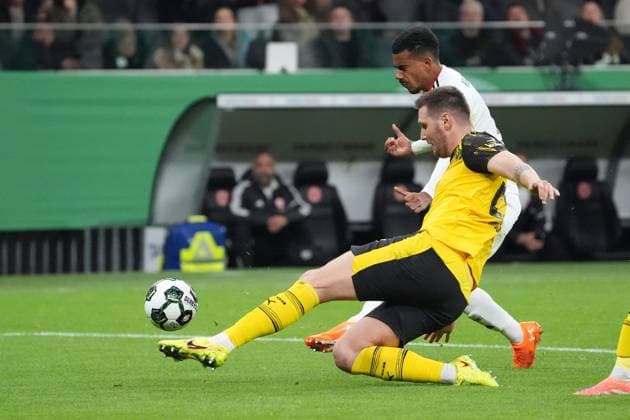 Ansgar Knauff (Eintracht Frankfurt, 07) beim Alleingang gegen Niklas Süle (Borussia Dortmund, BVB) - Frankfurt 28.10.2025: Eintracht Frankfurt vs. Borussia Dortmund, Deutsche Bank Park, 2. Runde DFB-Pokal