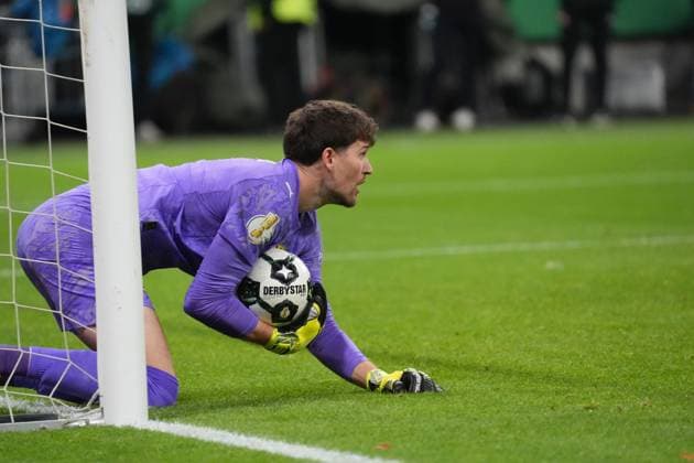 Torwart Gregor Kobel (Borussia Dortmund, BVB) - Frankfurt 28.10.2025: Eintracht Frankfurt vs. Borussia Dortmund, Deutsche Bank Park, 2. Runde DFB-Pokal