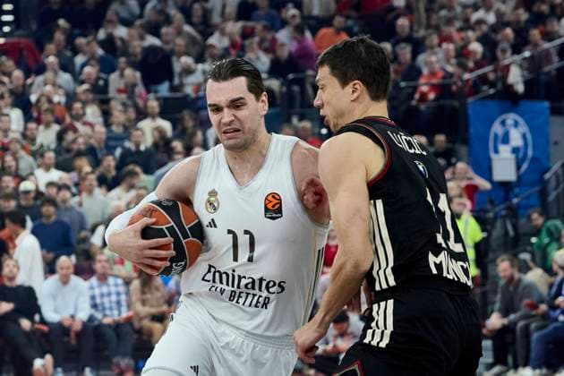 Turkish Airlines EuroLeague Basketball, FC Bayern Munich Basketball vs Real Madrid, München FC Bayern Basketball, Munich FC Bayern Basketball, Madrid Real Baloncesto, 2025-10-28 in München (SAP Garden) HEZONJA Mario (Real Madrid Forward (Nr.11) (RMB11)), LUCIC Vladimir (FC Bayern Munich Basketball Forward (Nr11) BAY11 ) sportworld München SAP Garden Bayern Deutschland