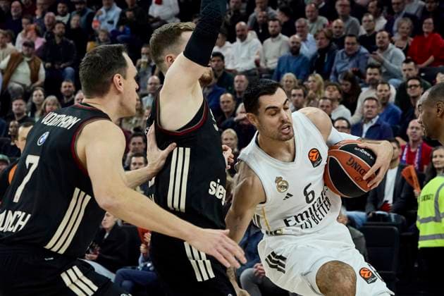 Turkish Airlines EuroLeague Basketball, FC Bayern Munich Basketball vs Real Madrid, München FC Bayern Basketball, Munich FC Bayern Basketball, Madrid Real Baloncesto, 2025-10-28 in München (SAP Garden) ABALDE Alberto (Real Madrid Forward (Nr.6) (RMB6)), OBST Andreas (FC Bayern Munich Basketball Guard (Nr13) BAY13 ) sportworld München SAP Garden Bayern Deutschland
