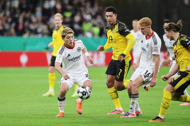 Frankfurt Main, Hessen, Deutschland, 28.10.2025: Waldstadion Deutsche Bank Park: DFB-Pokal 2025 2026: Eintracht Frankfurt - Borussia Dortmund: L-R: Ritsu Doan (20, Eintracht Frankfurt), Jobe Bellingham (7, BVB), Hugo Larsson (16, Eintracht Frankfurt), Marcel Sabitzer (20, BVB) Copyright: xdtsxNachrichtenagenturx dts_91120