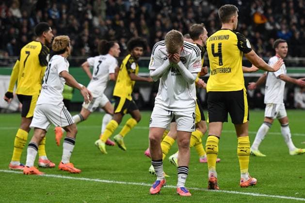 28.10.2025, xpsx, Fussball DFB Pokal 2.Runde, Eintracht Frankfurt - Borussia Dortmund v.l. Jonathan Jonny Burkardt (Eintracht Frankfurt) Enttäuscht, traurig, frustriert (DFL DFB REGULATIONS PROHIBIT ANY USE OF PHOTOGRAPHS as IMAGE SEQUENCES and or QUASI-VIDEO) Frankfurt am Main