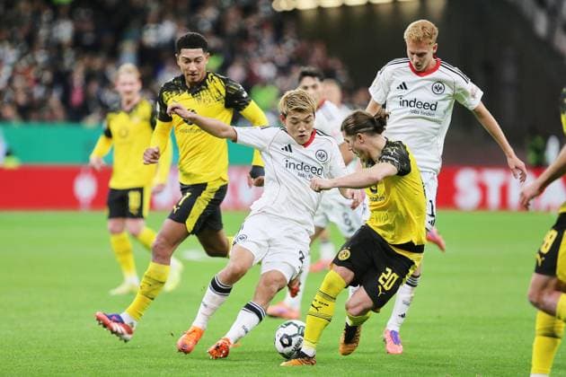 Frankfurt Main, Hessen, Deutschland, 28.10.2025: Waldstadion Deutsche Bank Park: DFB-Pokal 2025 2026: Eintracht Frankfurt - Borussia Dortmund: Duell der 20er: Ritsu Doan (20, Eintracht Frankfurt) und Marcel Sabitzer (20, BVB), dahinter Jobe Bellingham (7, BVB) und Hugo Larsson (16, Eintracht Frankfurt) Copyright: xdtsxNachrichtenagenturx dts_91119