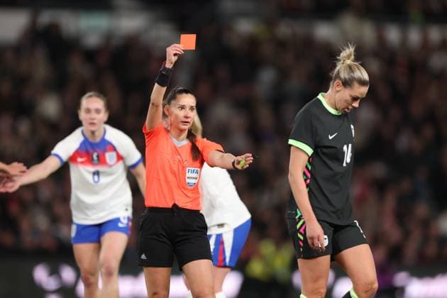 Referee Luliana Elena gives Alanna Kennedy of Australia a red card. England Women v Australia Women, International Friendly, Länderspiel, Nationalmannschaft Football, Pride Park, Derby, UK - 28 Oct 2025Derby Pride Park United Kingdom EDITORIAL USE ONLY No use with unauthorised audio, video, data, fixture lists, club league logos or live services. Online in-match use limited to 120 images, no video emulation. No use in betting, games or single club league player publications.  Copyright: xRyanxBrowne Shutterstockx 15623658t