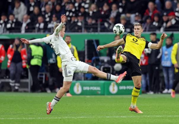 28.10.2025, xovx, Fußball DFB-Pokal, 2. Runde, Eintracht Frankfurt - Borussia Dortmund v.l. Jonathan Burkardt (Eintracht Frankfurt), Nico Schlotterbeck (Borussia Dortmund) (DFL DFB REGULATIONS PROHIBIT ANY USE OF PHOTOGRAPHS as IMAGE SEQUENCES and or QUASI-VIDEO) emspor Frankfurt am Main