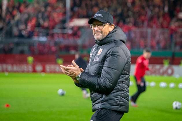 GER, Cottbus, Fußball, DFB-Pokal, 2. Hauptrunde, FC Energie Cottbus vs. RB Leipzig im Bild v.l.: Claus-Dieter Wollitz (Trainer FC Energie Cottbus), applaudiert fuer Fans 28.10.2025, LEAG Energie Stadion Cottbus DFB REGULATIONS PROHIBIT ANY USE OF PHOTOGRAPHS AS IMAGE SEQUENCES AND OR QUASI-VIDEO, Copyright: HMBxMedia PaulxFritz
