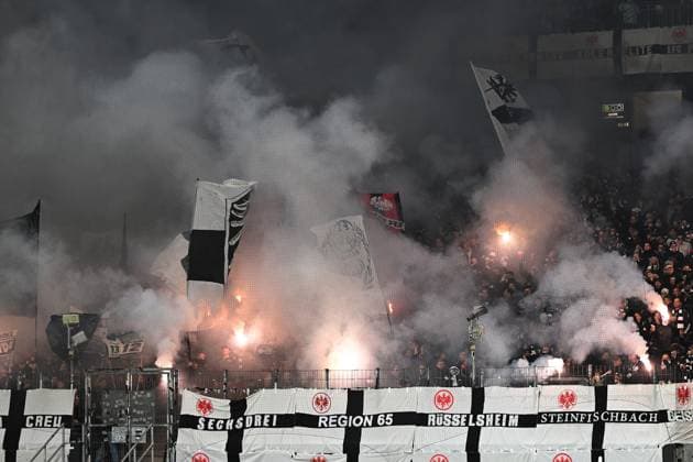 28.10.2025, xjrdrx, Fussball DFB Pokal 2.Runde, Eintracht Frankfurt - Borussia Dortmund v.l. Fans Eintracht Frankfurt, Stimmung, Schals, zuenden Pyrotechnik, Benglos, Rauch, Nebel, Feuerwerk (DFL DFB REGULATIONS PROHIBIT ANY USE OF PHOTOGRAPHS as IMAGE SEQUENCES and or QUASI-VIDEO) Frankfurt am Main