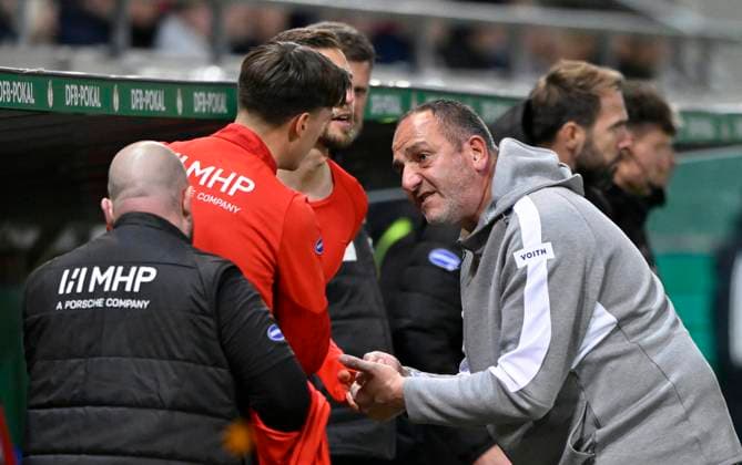 Trainer Coach Frank Schmidt 1. FC Heidenheim 1846 FCH am Spielfeldrand Gestik Geste vor Wechsel Auswechslung Einwechslung im Gespraech Diskussion mit Mathias Honsak 1. FC Heidenheim 1846 FCH (17) Marvin Pieringer 1. FC Heidenheim 1846 FCH (18) 1. FC Heidenheim 1846 FCH vs Hamburger SV HSV DFB-Pokal Zweite Runde 28.10.2025 DFL REGULATIONS PROHIBIT ANY USE OF PHOTOGRAPHS AS IMAGE SEQUENCES AND OR QUASI-VIDEO 1. FC Heidenheim 1846 FCH vs Hamburger SV HSV