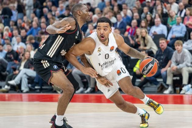 Isiaha Mike 22 (FC Bayern Basketball) im Zweikampf mit Trey Lyles 0 (Real Madrid), FC Bayern Basketball vs. Real Madrid, EuroLeague 7. Spieltag, 28.10.2025 Muenchen Bayern Deutschland