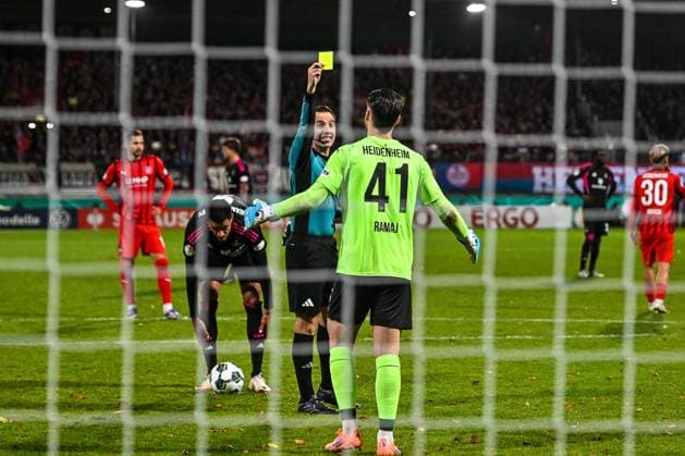 GER, DFB Pokal, 1. FC Heidenheim vs Hamburger SV 28.10.2025, Voith-Arena, Heidenheim, GER, DFB Pokal, 1. FC Heidenheim vs Hamburger SV, im Bild Schiedsrichter Benjamin Brand zeigt Diant Ramaj (Heidenheim, 41) vor dem Elfmeter die gelbe Karte