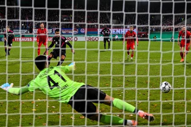 GER, DFB Pokal, 1. FC Heidenheim vs Hamburger SV 28.10.2025, Voith-Arena, Heidenheim, GER, DFB Pokal, 1. FC Heidenheim vs Hamburger SV, im Bild Robert Glatzel (Hamburger SV, 9) verwandelt den Elfmeter zum 0:1