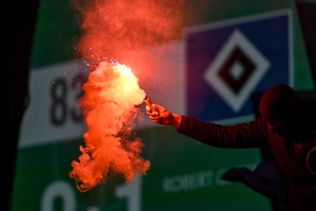 GER, DFB Pokal, 1. FC Heidenheim vs Hamburger SV 28.10.2025, Voith-Arena, Heidenheim, GER, DFB Pokal, 1. FC Heidenheim vs Hamburger SV, im Bild Hamburger Torjubel nach Tor zum 0:1, Bengalos im Fanblock