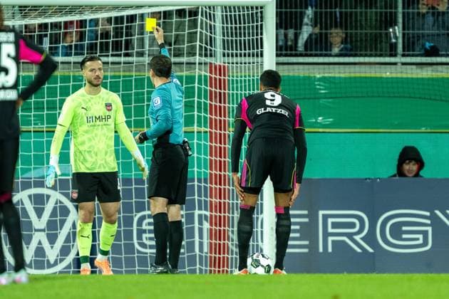 Gelbe Karte fuer Diant Ramaj (FC Heidenheim, 41), GER, 1. FC Heidenheim vs. Hamburger SV, Fussball, DFB Pokal, 2. Runde, Spielzeit 2025 2026, 28.10.2025, DFL DFB REGULATIONS PROHIBIT ANY USE OF PHOTOGRAPHS AS IMAGE SEQUENCES AND OR QUASI-VIDEO, GER, 1. FC Heidenheim vs. Hamburger SV, Fussball, DFB Pokal, 2. Runde, Spielzeit 2025 2026, 28.10.2025 Heidenheim Copyright: xEibner-Pressefotox EP_EER