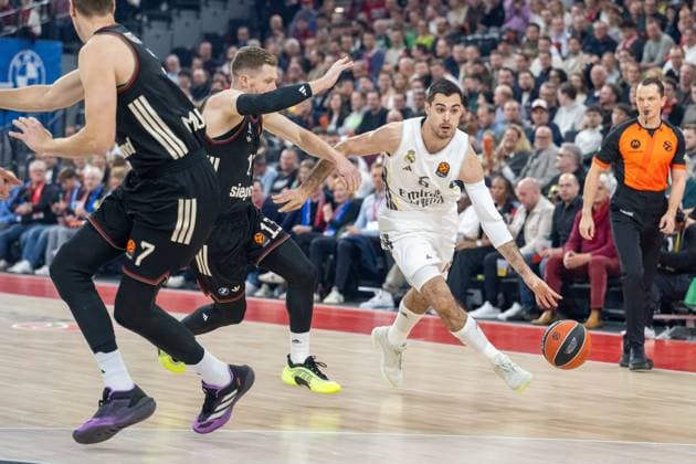 Andreas Obst 13 (FC Bayern Basketball) im Zweikampf mit Alberto Abalde 6 (Real Madrid), FC Bayern Basketball vs. Real Madrid, EuroLeague 7. Spieltag, 28.10.2025 Muenchen Bayern Deutschland
