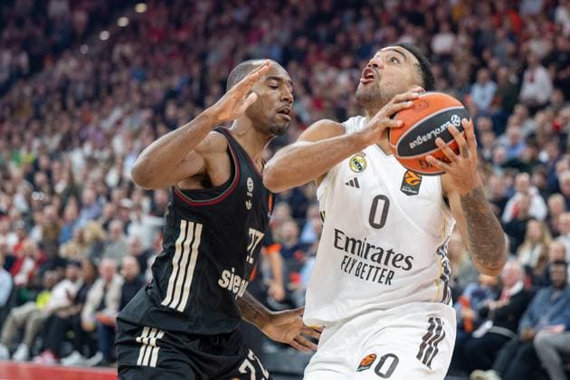Isiaha Mike 22 (FC Bayern Basketball) im Zweikampf mit Trey Lyles 0 (Real Madrid), FC Bayern Basketball vs. Real Madrid, EuroLeague 7. Spieltag, 28.10.2025 Muenchen Bayern Deutschland