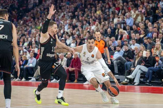 Andreas Obst 13 (FC Bayern Basketball) im Zweikampf mit Alberto Abalde 6 (Real Madrid), FC Bayern Basketball vs. Real Madrid, EuroLeague 7. Spieltag, 28.10.2025 Muenchen Bayern Deutschland