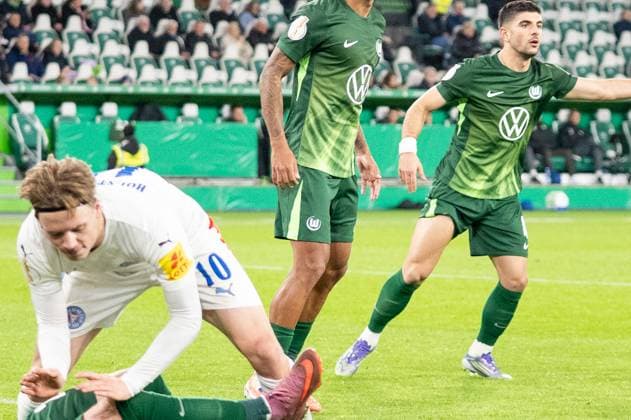 Deutschland, Fussball, DFB-Pokal, 2. Runde, 2025 2026, VfL Wolfsburg - Holstein Kiel am 28.10. in Wolfsburg (Volkswagen-Arena): Maximilian Arnold (VfL Wolfsburg 27) und Jonas Therkelsen (Holstein Kiel 10) im Zweikampf Copyright: xSvenxHeidmannx
