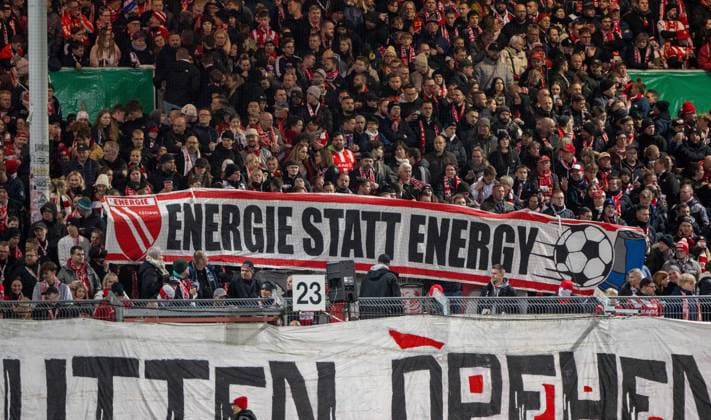 Fußball, Herren, Saison 2025 2026, DFB-Pokal (2. Runde), FC Energie Cottbus - RB Leipzig, Fans von Energie, Protest gegen RB, Energie statt Energy, 28.10.2025, Copyright: xMatthiasxKochx