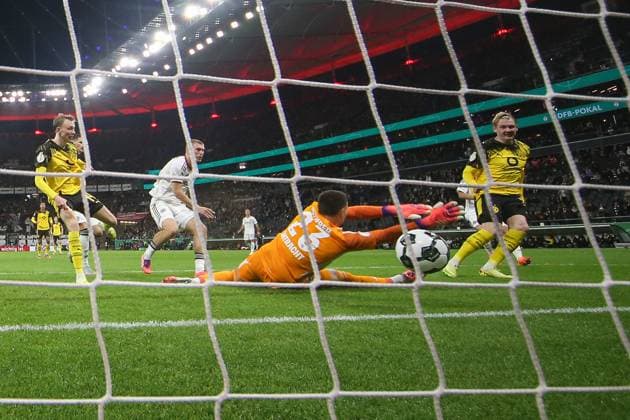 Fußball DFB Pokal - Eintracht Frankfurt - Borussia Dortmund am 28.10.2025 im Deutsche Bank Park in Frankfurt Julian Brandt (Dortmund 10) erzielt gegen Torwart Michael Zetterer (Frankfurt 23) das Tor zum 1 zu 1