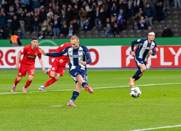 Fußball, Herren, Saison 2025 2026, DFB-Pokal (2. Runde), Hertha BSC - SV Elversberg, Jon Dagur Thorsteinsson (Hertha BSC), Jubel nach Tor zum 3:0, 28.10.2025, Copyright: xSebastianxRäppold MatthiasxKochx