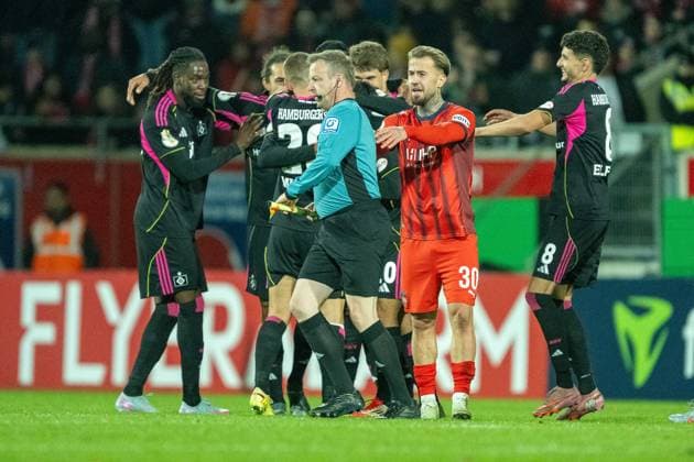 Niklas Dorsch (FC Heidenheim, 30) beschwehrt sich beim Linienrichter und bekommt die Rote Karte dafuer, GER, 1. FC Heidenheim vs. Hamburger SV, Fussball, DFB Pokal, 2. Runde, Spielzeit 2025 2026, 28.10.2025, DFL DFB REGULATIONS PROHIBIT ANY USE OF PHOTOGRAPHS AS IMAGE SEQUENCES AND OR QUASI-VIDEO, GER, 1. FC Heidenheim vs. Hamburger SV, Fussball, DFB Pokal, 2. Runde, Spielzeit 2025 2026, 28.10.2025 Heidenheim Copyright: xEibner-Pressefotox EP_EER