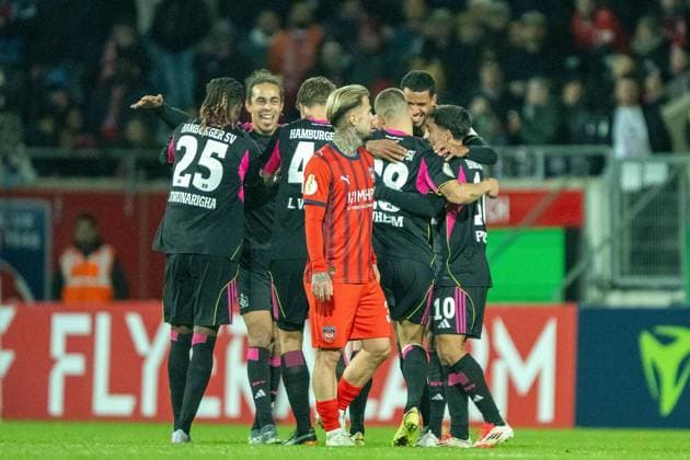 Niklas Dorsch (FC Heidenheim, 30) ist enttäuscht enttaeuscht, unzufrieden und dahinter jubeln die Hamburger, GER, 1. FC Heidenheim vs. Hamburger SV, Fussball, DFB Pokal, 2. Runde, Spielzeit 2025 2026, 28.10.2025, DFL DFB REGULATIONS PROHIBIT ANY USE OF PHOTOGRAPHS AS IMAGE SEQUENCES AND OR QUASI-VIDEO, GER, 1. FC Heidenheim vs. Hamburger SV, Fussball, DFB Pokal, 2. Runde, Spielzeit 2025 2026, 28.10.2025 Heidenheim Copyright: xEibner-Pressefotox EP_EER
