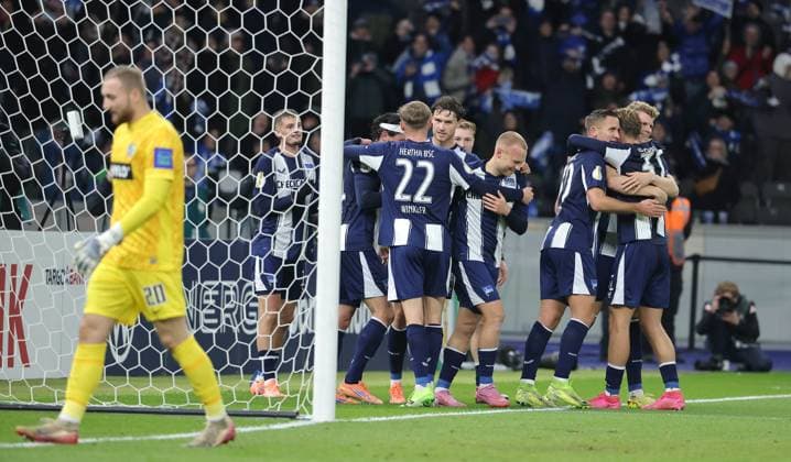 4.v.r. Jon Dagur Thorsteinsson jubelt nach 3:0 Freude Emotion Jubel Fußball Fussball DFB Pokal 2. Runde Herren Saison 2025 2026 28.10.2025 Hertha BSC Berlin vs. SV Elversberg DFL regulations prohibit any use of photographs as image sequences and or quasi-video