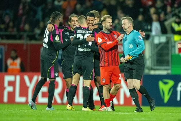 Niklas Dorsch (FC Heidenheim, 30) beschwehrt sich beim Linienrichter und bekommt die Rote Karte dafuer, GER, 1. FC Heidenheim vs. Hamburger SV, Fussball, DFB Pokal, 2. Runde, Spielzeit 2025 2026, 28.10.2025, DFL DFB REGULATIONS PROHIBIT ANY USE OF PHOTOGRAPHS AS IMAGE SEQUENCES AND OR QUASI-VIDEO, GER, 1. FC Heidenheim vs. Hamburger SV, Fussball, DFB Pokal, 2. Runde, Spielzeit 2025 2026, 28.10.2025 Heidenheim Copyright: xEibner-Pressefotox EP_EER