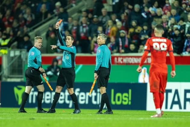 Niklas Dorsch (FC Heidenheim, 30) beschwehrt sich beim Linienrichter und bekommt die Rote Karte dafuer, GER, 1. FC Heidenheim vs. Hamburger SV, Fussball, DFB Pokal, 2. Runde, Spielzeit 2025 2026, 28.10.2025, DFL DFB REGULATIONS PROHIBIT ANY USE OF PHOTOGRAPHS AS IMAGE SEQUENCES AND OR QUASI-VIDEO, GER, 1. FC Heidenheim vs. Hamburger SV, Fussball, DFB Pokal, 2. Runde, Spielzeit 2025 2026, 28.10.2025 Heidenheim Copyright: xEibner-Pressefotox EP_EER