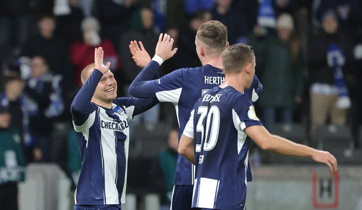 Jon Dagur Thorsteinsson jubelt nach 3:0 mit Niklas Kolbe, Paul Seguin Freude Emotion Jubel Fußball Fussball DFB Pokal 2. Runde Herren Saison 2025 2026 28.10.2025 Hertha BSC Berlin vs. SV Elversberg DFL regulations prohibit any use of photographs as image sequences and or quasi-video