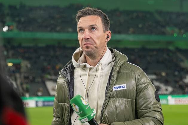 28.10.2025, Fussball: DFB Pokal, Saison 2025 2026, 2. Runde, Borussia Moenchengladbach vs. Karlsruher SC im Borussia Park in Moenchengladbach. Christian Eichner (Karlsruher SC, Trainer) kurz vor dem Interview. Wichtiger Hinweis: Gemaess den Vorgaben der DFL Deutsche Fussball Liga bzw. des DFB Deutscher Fussball-Bund ist es untersagt, in dem Stadion und oder vom Spiel angefertigte Fotoaufnahmen in Form von Sequenzbildern und oder videoaehnlichen Fotostrecken zu verwerten bzw. verwerten zu lassen. Foto: Kirchner-Media Thomas Haesler Copyright: xKirchner-Media ThomasxHaeslerx