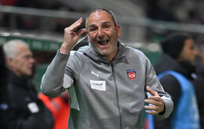 Trainer Coach Frank Schmidt 1. FC Heidenheim 1846 FCH am Spielfeldrand Gestik Geste 1. FC Heidenheim 1846 FCH vs Hamburger SV HSV DFB-Pokal Zweite Runde 28.10.2025 DFL REGULATIONS PROHIBIT ANY USE OF PHOTOGRAPHS AS IMAGE SEQUENCES AND OR QUASI-VIDEO 1. FC Heidenheim 1846 FCH vs Hamburger SV HSV