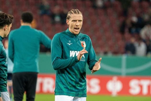 Kristijan Jakic (FC Augsburg, 17), Warm-Up, GER, FC Augsburg vs. VfL Bochum, Fussball, DFB Pokal, 2. Runde, Spielzeit 2025 2026, 28.10.2025, DFL REGULATIONS PROHIBIT ANY USE OF PHOTOGRAPHS AS IMAGE SEQUENCES AND OR QUASI-VIDEO, GER, FC Augsburg vs. VfL Bochum, Fussball, DFB Pokal, 2. Runde, Spielzeit 2025 2026, 28.10.2025, Augsburg Copyright: xEibner-Pressefoto EdwardxCheungx EP_ECG