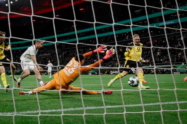 Tor zum 1:1 durch Julian Brandt 10 (Borussia Dortmund), Eintracht Frankfurt vs. Borussia Dortmund, DFB-Pokal, 2. Runde, 28.10.2025 DFB regulations prohibit any use of photographs as image sequences and or quasi-video Frankfurt Hessen Deutschland