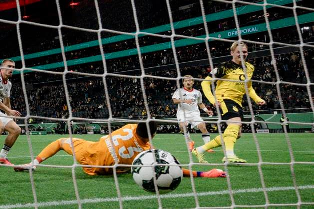 Tor zum 1:1 durch Julian Brandt 10 (Borussia Dortmund), Eintracht Frankfurt vs. Borussia Dortmund, DFB-Pokal, 2. Runde, 28.10.2025 DFB regulations prohibit any use of photographs as image sequences and or quasi-video Frankfurt Hessen Deutschland