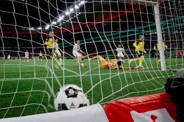 Tor zum 1:1 durch Julian Brandt 10 (Borussia Dortmund), Eintracht Frankfurt vs. Borussia Dortmund, DFB-Pokal, 2. Runde, 28.10.2025 DFB regulations prohibit any use of photographs as image sequences and or quasi-video Frankfurt Hessen Deutschland