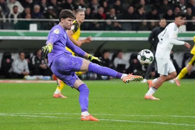 Torwart Gregor Kobel (Borussia Dortmund, BVB) - Frankfurt 28.10.2025: Eintracht Frankfurt vs. Borussia Dortmund, Deutsche Bank Park, 2. Runde DFB-Pokal