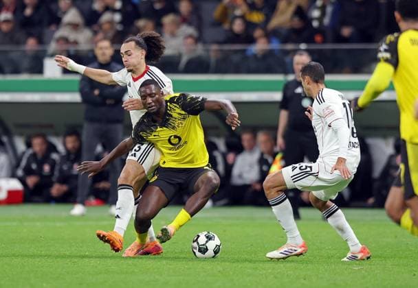 28.10.2025, xovx, Fußball DFB-Pokal, 2. Runde, Eintracht Frankfurt - Borussia Dortmund v.l. Arthur Theate (Eintracht Frankfurt), Zerhau Guirassy (Borussia Dortmund), Ellyes Skhiri (Eintracht Frankfurt) (DFL DFB REGULATIONS PROHIBIT ANY USE OF PHOTOGRAPHS as IMAGE SEQUENCES and or QUASI-VIDEO) emspor Frankfurt am Main