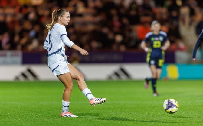 UK: Scotland V Swizerland, Women™s International Friendly, Länderspiel, Nationalmannschaft 28 October 2025 Switzerland s Geraldine Reuteler making a pass. Scotland V Swizerland, Women™s International Friendly, 28 October 2025 Dunfermline KDM Group East End Park Fife Scotland Copyright: xLiamxChesterx