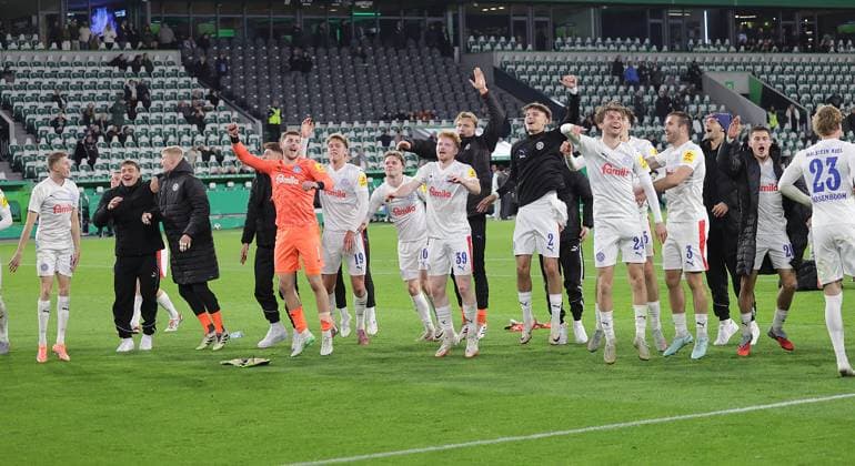Kiel feiert den Sieg Fussball, Saison 2025 2026, Maenner, Herren, DFB Pokal, 2. Hauptrunde, Volkswagenarena Wolfsburg, VfL Wolfsburg gegen Holstein Kiel, 0-1 DFL REGULATIONS PROHIBIT ANY USE OF PHOTOGRAPHS AS IMAGE SEQUENCES AND OR QUASI-VIDEO.