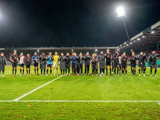 Die Mannschaft des Hamburger SV feiert mit ihren Fans, GER, 1. FC Heidenheim vs. Hamburger SV, Fussball, DFB-Pokal, Spielzeit 2025 2026, 28.10.2025, DFB DFL regulations prohibit any use of photographs as image sequences and or quasi-video. GER, 1. FC Heidenheim vs. Hamburger SV, Fussball, DFB-Pokal, Spielzeit 2025 2026, 28.10.2025 Heidenheim Copyright: xMichaelxSchmidt Eibner-Pressefotx EP_MST