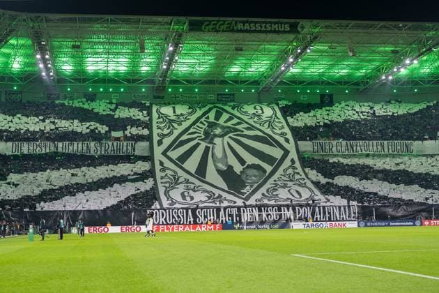 28.10.2025, Fussball: DFB Pokal, Saison 2025 2026, 2. Runde, Borussia Moenchengladbach vs. Karlsruher SC im Borussia Park in Moenchengladbach. Choreo der Borussia Fans in der Nordkurve. Wichtiger Hinweis: Gemaess den Vorgaben der DFL Deutsche Fussball Liga bzw. des DFB Deutscher Fussball-Bund ist es untersagt, in dem Stadion und oder vom Spiel angefertigte Fotoaufnahmen in Form von Sequenzbildern und oder videoaehnlichen Fotostrecken zu verwerten bzw. verwerten zu lassen. Foto: Kirchner-Media Thomas Haesler Copyright: xKirchner-Media ThomasxHaeslerx