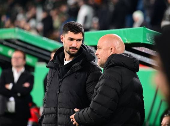 28.10.2025; Moenchengladbach; Fussball, Herren, Saison 2025 2026, DFB-Pokal, 2. Hauptrunde, Borussia Moenchengladbach vs. Karlsruher SC Im Gespraech v. li. Tim Kleindienst (Gladbach), Rouven Schroeder (Head of Sports, Gladbach) DFL regulations prohibit any use of photographs as image sequences and or quasi-video. Borussia-Park NRW Deutschland